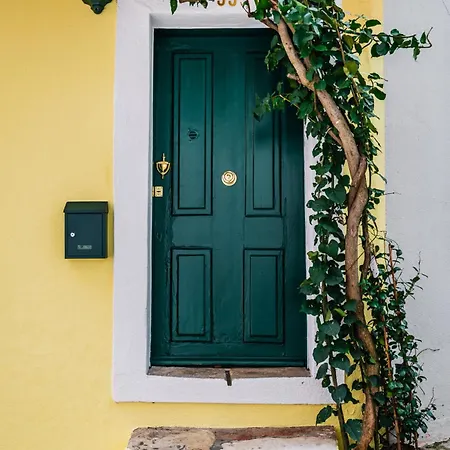 Cozy Yellow House Bairro Alto *