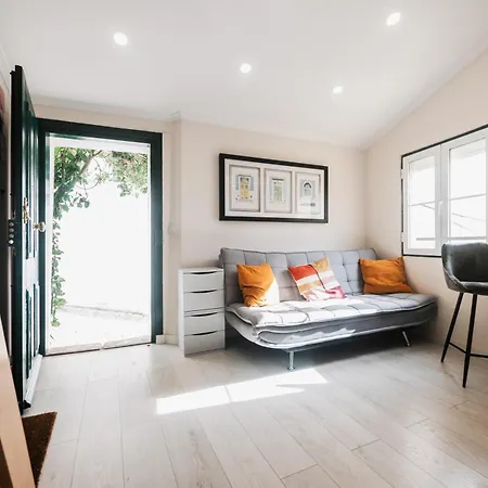 Cozy Yellow House Bairro Alto Holiday home *