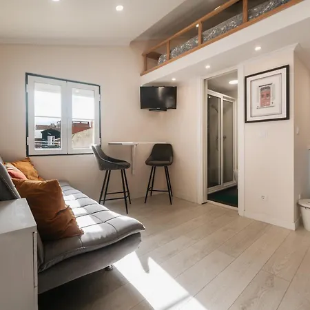 Cozy Yellow House Bairro Alto *