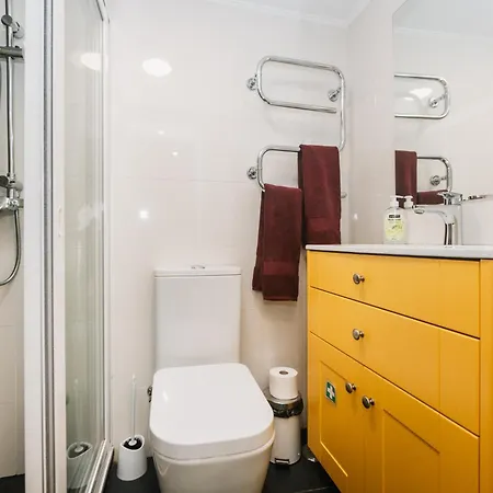 Cozy Yellow House Bairro Alto *